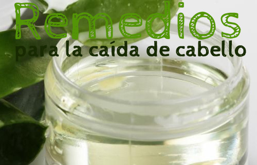 La máscara para los cabellos en la casa las condiciones de la gelatina