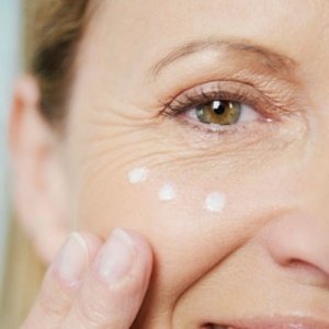 Los hinchazones a los hombres bajo los ojos