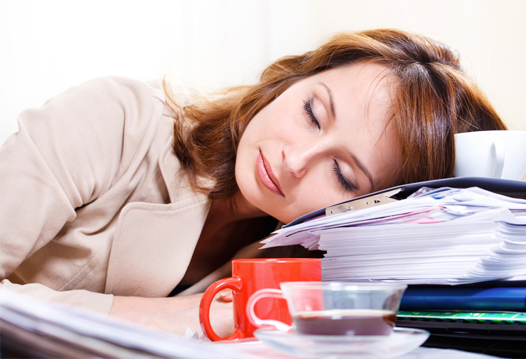 mujer-dormida-sobre-archivos