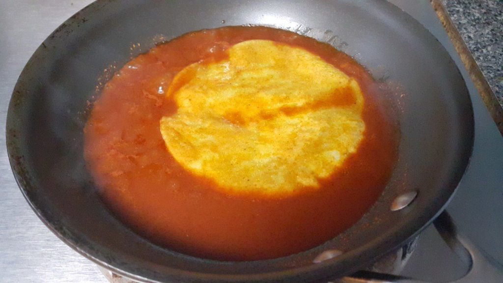 tortilla-de-nopal-con-salsa-roja