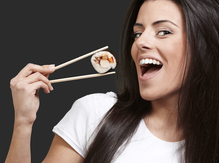 Mujer-comiendo-sushi.