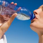 Mujer-tomando-agua-botella