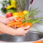 Mujer-lava-frutas-y-verduras