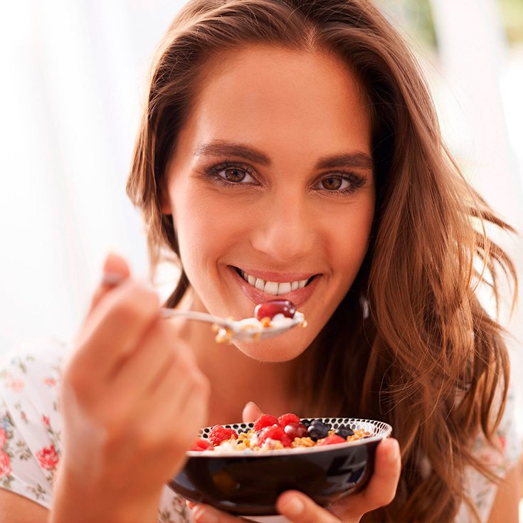 Женщина отказывается от нездоровой пищи рукой. Eat secret. Средиземноморская диета книга. Пицца пазл. Eat secret.