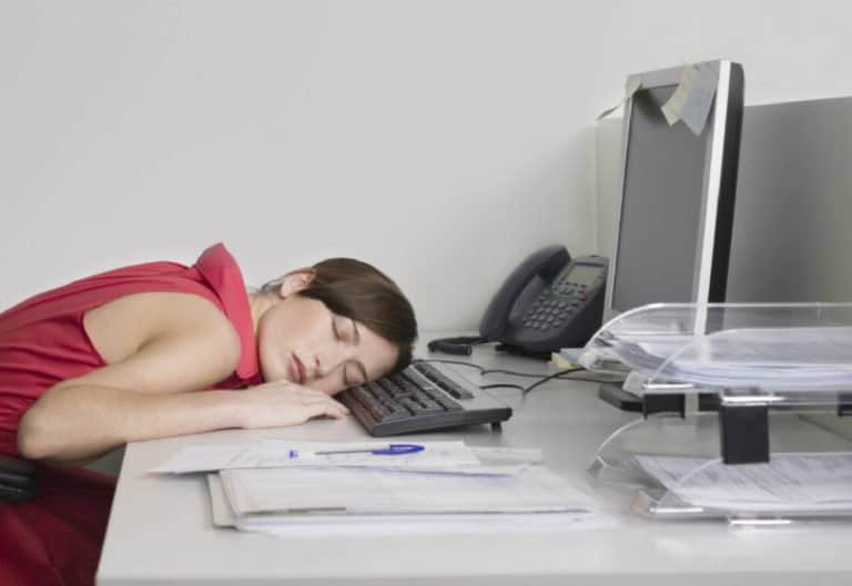 Cómo mantenerse despierto en el trabajo: 18 estrategias probadas aunque estés muy cansado