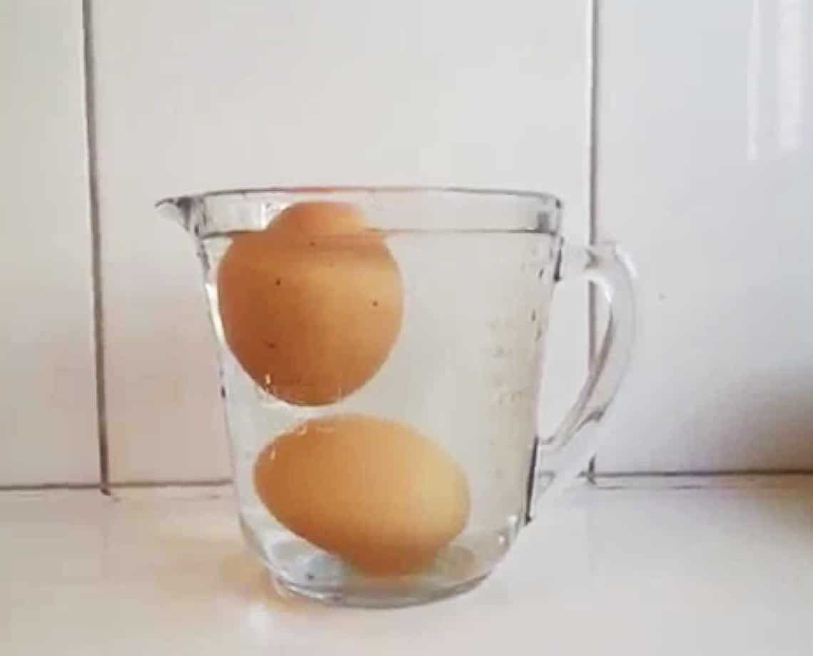 Свежесть сырого яйца. Яйцо в воде. Свежее яйцо в подсоленной воде. Яйцо в стакане. Свежесть сырых яиц.